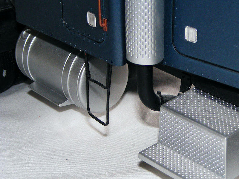 Peterbilt 395 exhaust and steps aligned